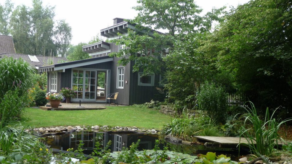 Ferienhaus Gartenlust im Westerwald mit Holzfassade und Garten