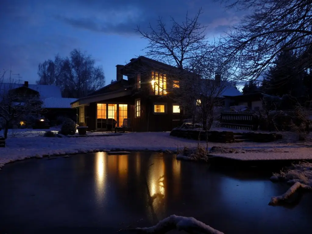 Ferienhaus Gartenlust im Westerwald im Winter bei Nacht Untertitel
