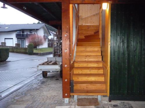 Holztreppe zur Eingangstür