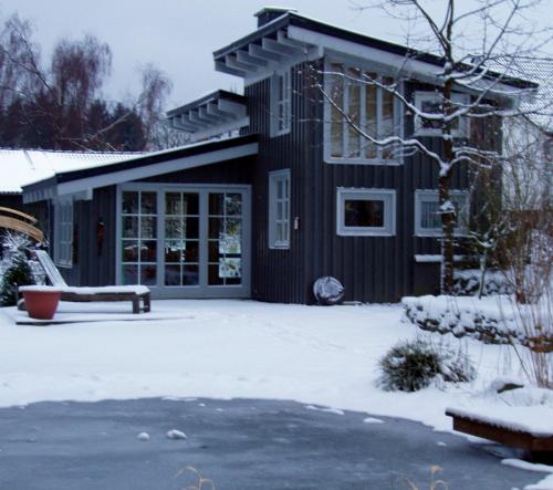 Ferienhaus mit Garten im Winter