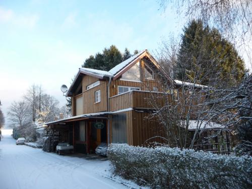 westerwald-ferienhaus-Gartenblick-im-Winter-004